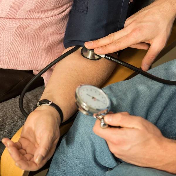 Usando medidor de pressão arterial — Fotografia de Stock