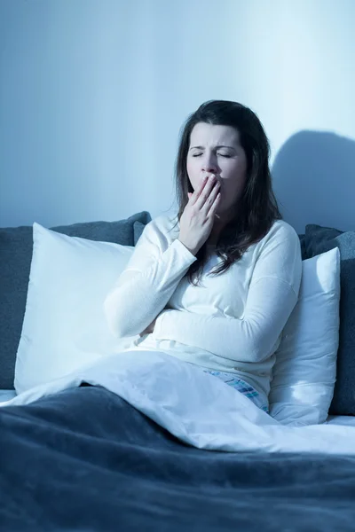 Gähnen im Bett — Stockfoto