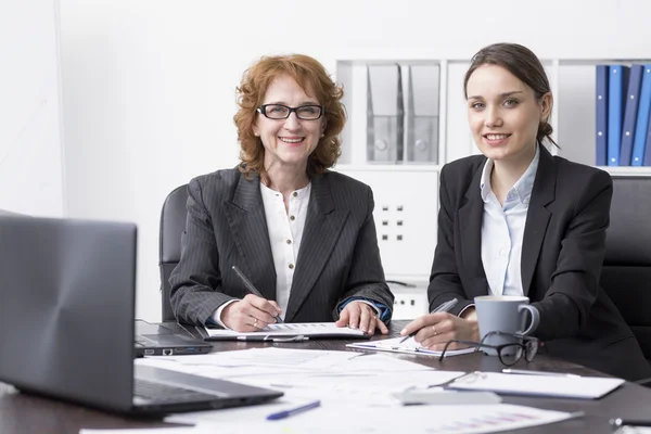 Hacer negocios juntos es un placer. — Foto de Stock