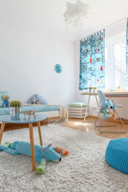 Nazik mavi göz dinlenecek bir yer verir.