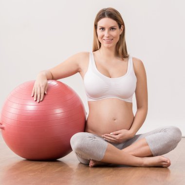 hamile kadın ile topu egzersiz