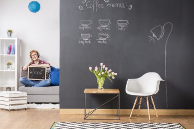 Yaratıcı zencefil kadın onun şık dairede rahatlatıcı