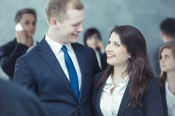 Er zijn altijd vertrouwde gezichten in de menigte — Stockfoto