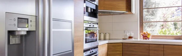 Cozinha espaçosa em estilo moderno — Fotografia de Stock