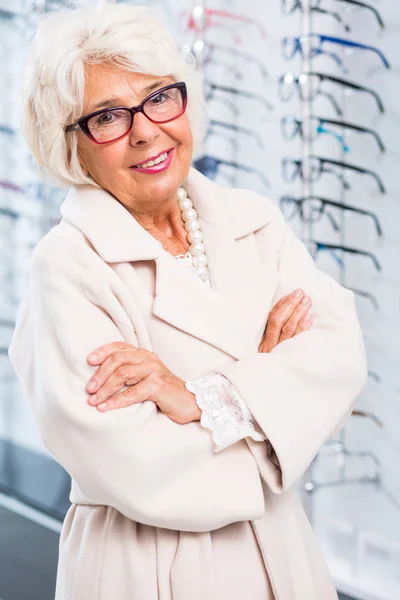 Occhiali intelligenti per elegante donna anziana — Foto Stock