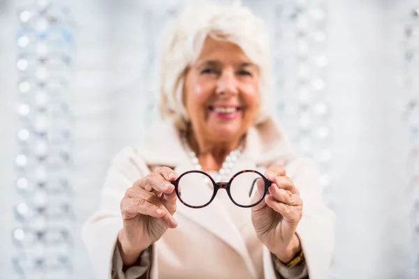 Forma y color que mejor se adapte a su rostro sonriente — Foto de Stock