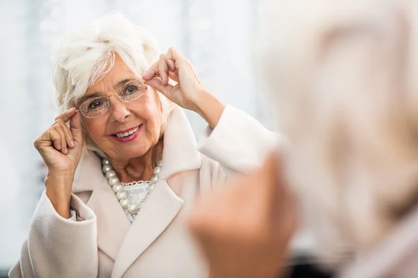 Süslü büyükanne için mükemmel gözlüklerini arıyor — Stok fotoğraf