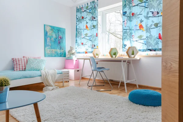 Blauw geeft de kamer een ontspannen sfeer — Stockfoto