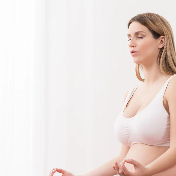 Yoga ademhaling tijdens de zwangerschap — Stockfoto