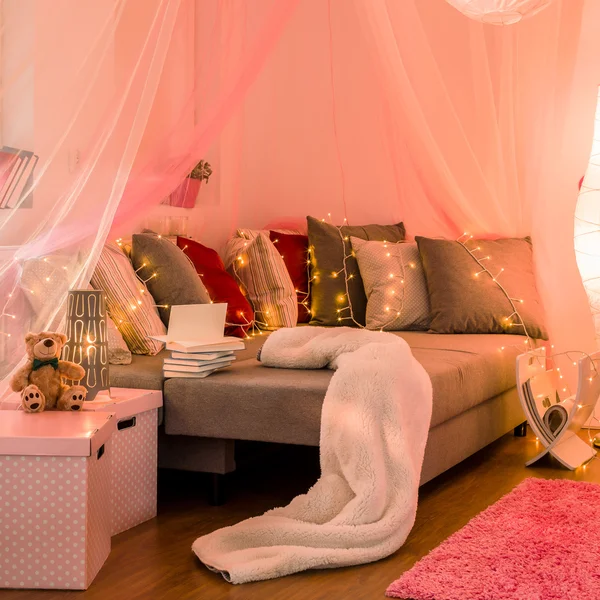 Nieuwe stijl slaapkamer voor meisje — Stockfoto