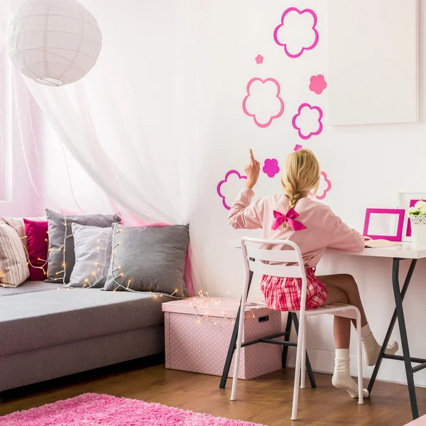 Duvar dekorasyonu ile kız gibi yatak odası — Stok fotoğraf