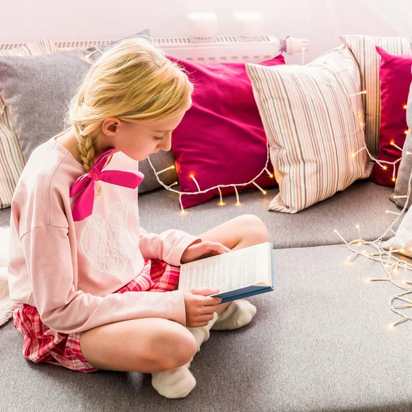 Menina descansando na cama — Fotografia de Stock