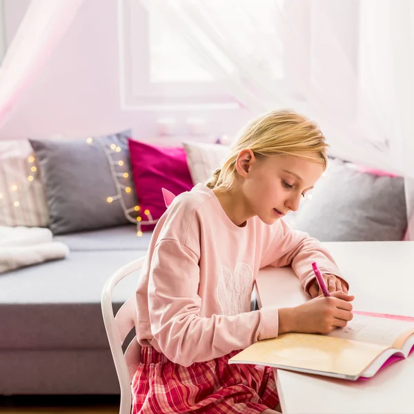 Kleines Mädchen schreibt Tagebuch — Stockfoto