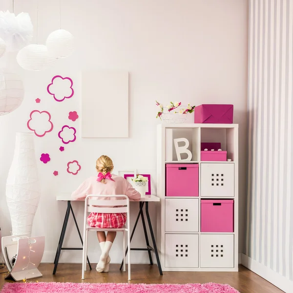 Menina estudando no quarto — Fotografia de Stock