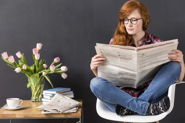 Låt oss se vad som händer i världen... — Stockfoto