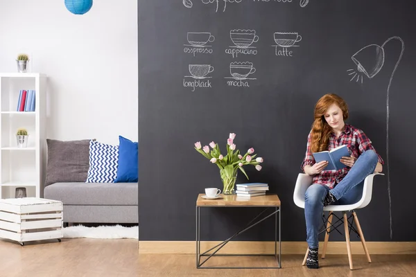 Ontspan met een boek in een stijlvol interieur — Stockfoto