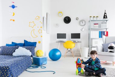 Küçük bir roket ile başlar