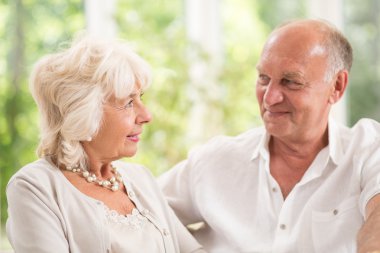 Birbirlerine bakıyorlar.