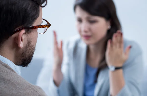 Vrouw tijdens sessie met psychotherapeut — Stockfoto