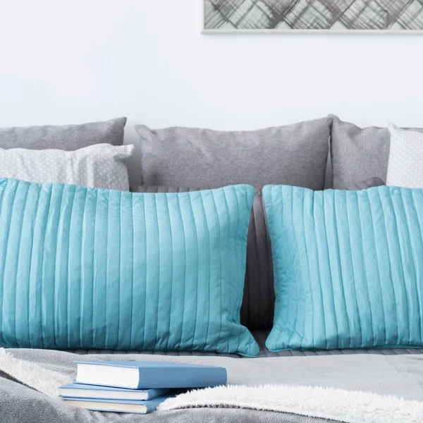 Coussins décoratifs turquoise et gris — Photo