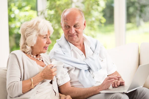 Elderly marriage with tablet — Stock Photo, Image