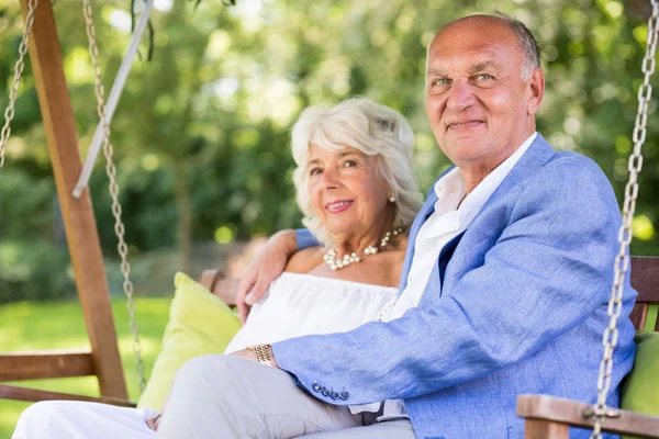 Par på veranda swing — Stockfoto