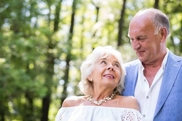 Couple in park — Stock Photo, Image