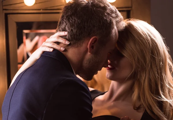 Całowanie w hotelu — Zdjęcie stockowe