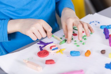 Yaratıcı çocuk ve hamuru dünyadan