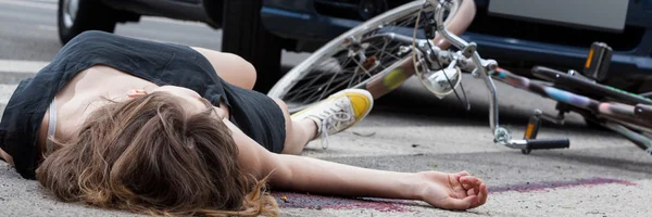 Ciclista inconsciente após acidente de viação — Fotografia de Stock