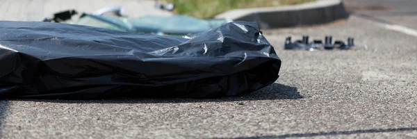Leiche nach Autounfall in Plastiktüte — Stockfoto