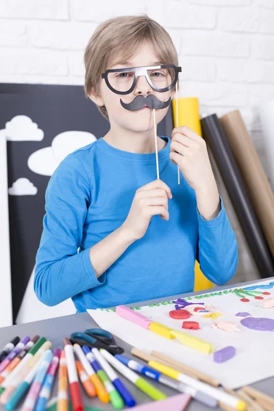 Jovem menino fingindo adulto — Fotografia de Stock