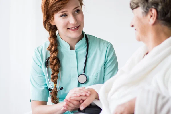 Hilfreiche junge Krankenschwester — Stockfoto