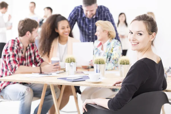 Møte med fem vellykkede personer – stockfoto