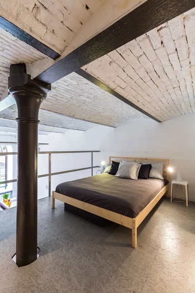 Mezzanine Schlafzimmer im industriellen Stil Idee — Stockfoto