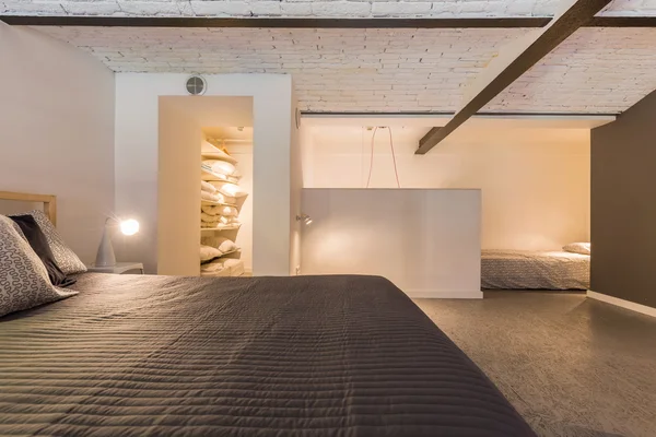 Yatak odası ile rahatlatıcı bir atmosfer — Stok fotoğraf