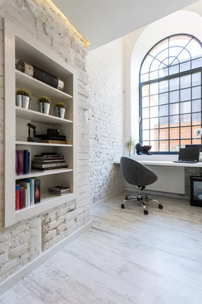 Oficina en casa con idea de aspecto industrial — Foto de Stock