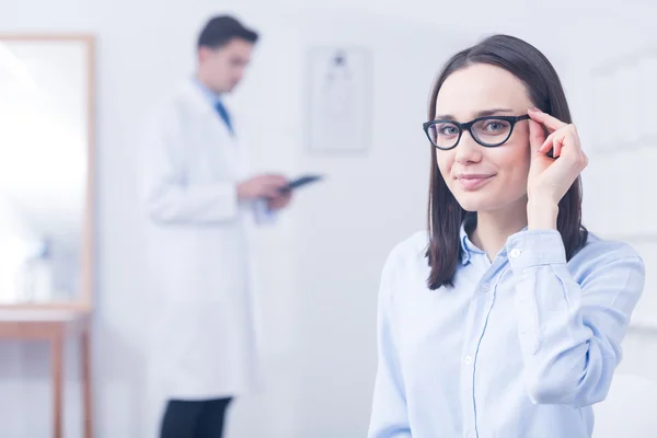 ¿Cómo me veo con gafas nuevas? — Foto de Stock