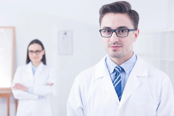 Knap en professioneel opticien — Stockfoto