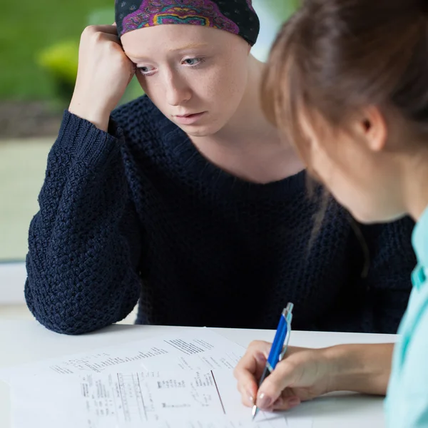 Cancer specialist writing prescription — Stock Photo, Image