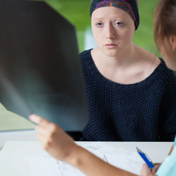 Menganalisa rontgen di kantor dokter. — Stok Foto