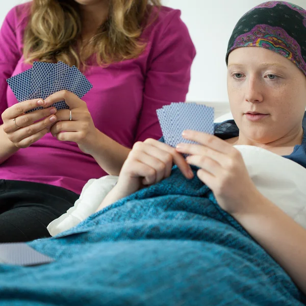 Jugar a las cartas con un amigo con cáncer — Foto de Stock