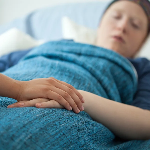 Hemşire hasta kadının elini tutarak — Stok fotoğraf