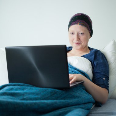 Internet üzerinden tümör olan kadın