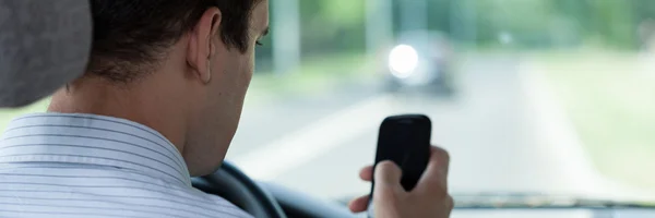 Driver using mobile phone — Stock Photo, Image