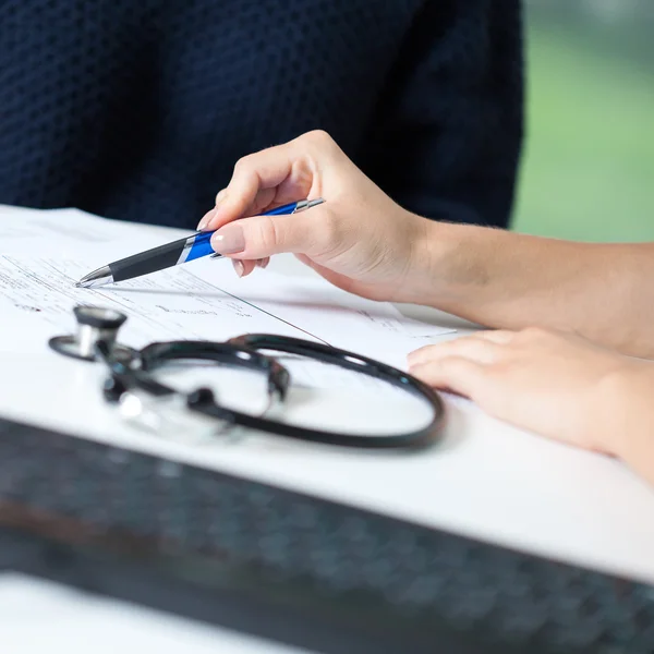 Doctor explaining diagnosis — Stock Photo, Image