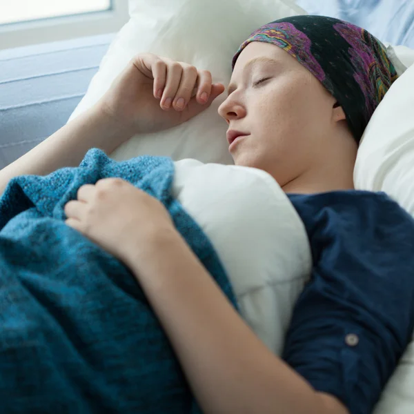 Mujer con cáncer descansando en la cama — Foto de Stock