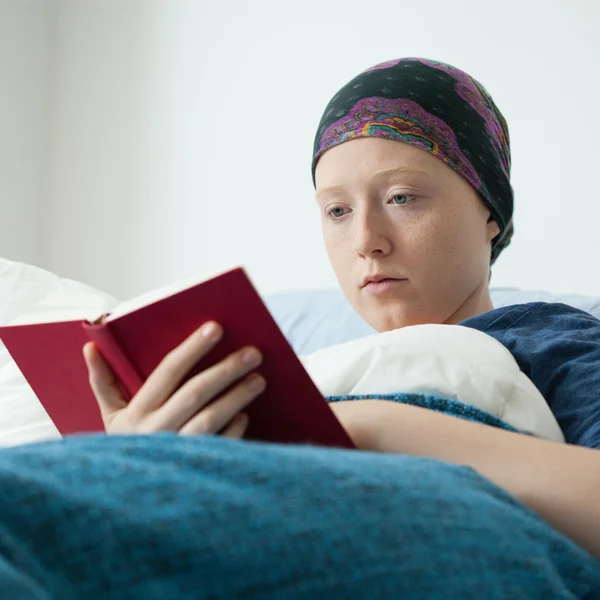 Cancer flicka läsa bok — Stockfoto