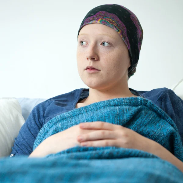 Femme souffrant de tumeur au lit — Photo