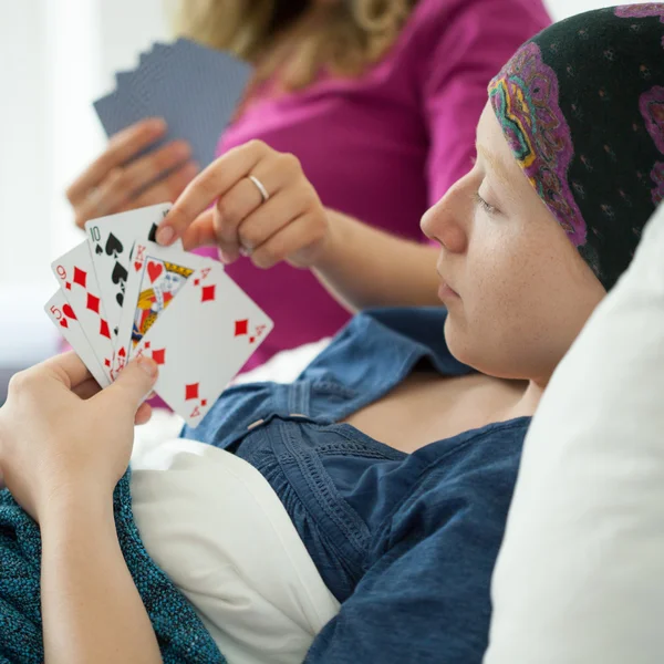 Chica del cáncer jugando a las cartas —  Fotos de Stock